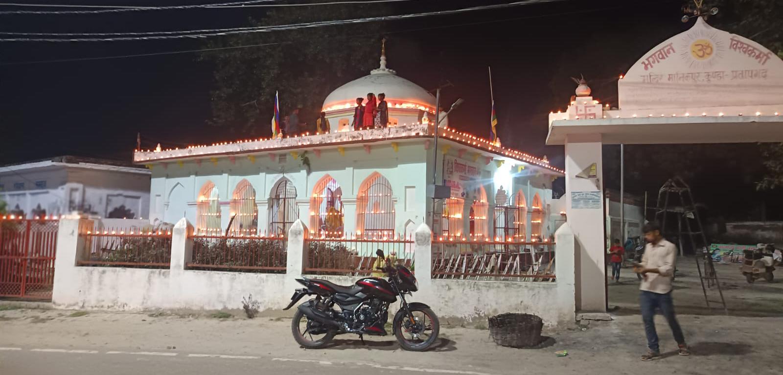 1111 दीपों के साथ जगमग हुआ भगवान विश्वकर्मा का भव्य मंदिर